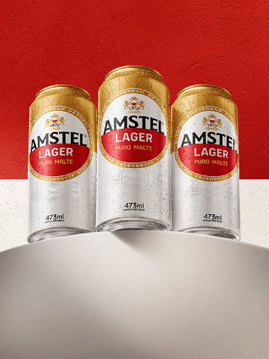 Cerveja Amstel com um fundo desenhado de uma ponte em amesterdã